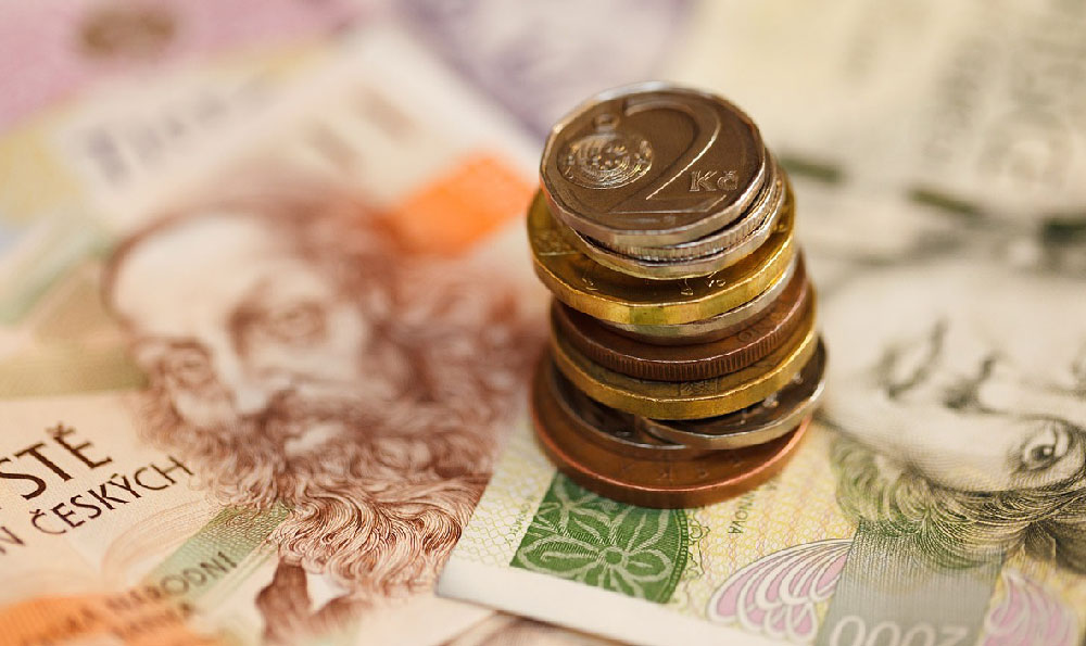 How do F1 teams generate revenue, and what are their income sources?
